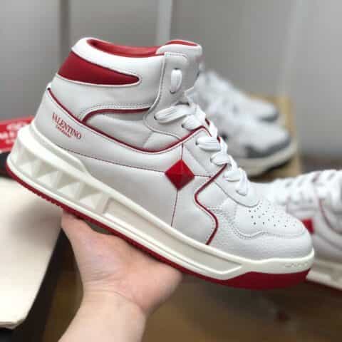 Valentin* Garavani 采用牛皮材质VLTN丝网印刷徽标情侣款高帮运动鞋