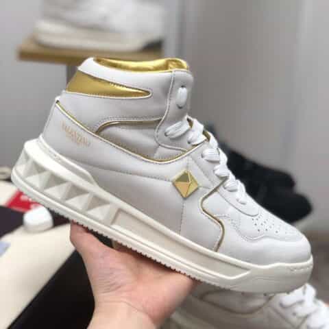 Valentin* Garavani 采用牛皮材质VLTN丝网印刷徽标情侣款高帮运动鞋