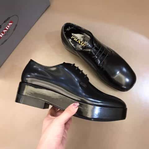 PRADA/普拉达 三角形徽标和亮面皮革P家高端男士系带德比鞋