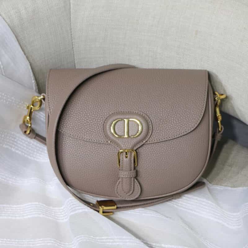 DIOR 𝟐𝟎𝟐𝟎 ❥ 𝐁𝐎𝐁𝐁𝐘 荔枝纹系列马鞍包 M8010卡其色