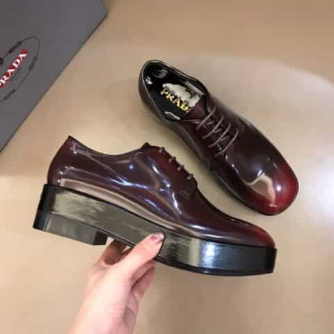 PRADA/普拉达 三角形徽标和亮面皮革P家高端男士系带德比鞋