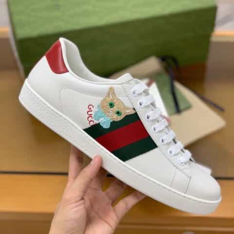 gucci古驰   采用柔软舒适吸汗小牛皮情侣款小白鞋