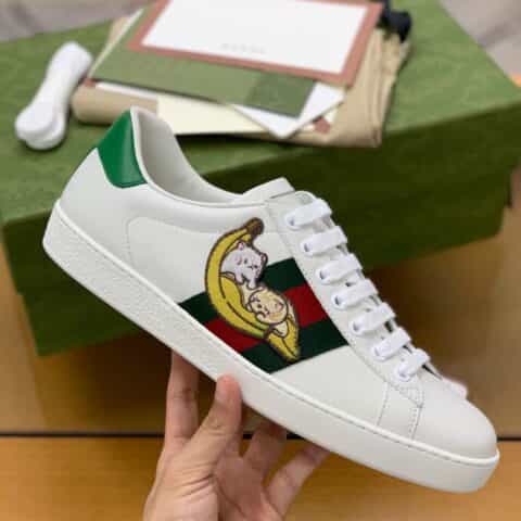 gucci古驰   采用柔软舒适吸汗小牛皮情侣款小白鞋