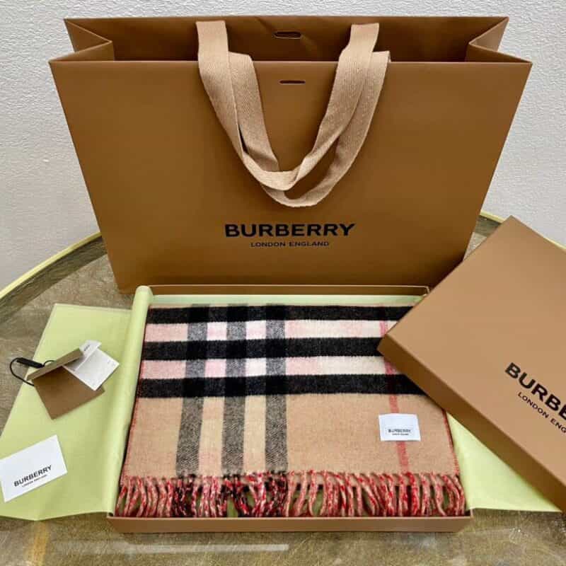 Burberry巴宝莉Love羊绒围巾
