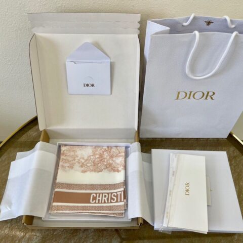 Dior迪奥100%真丝新品Sauvage 茹伊印花方巾