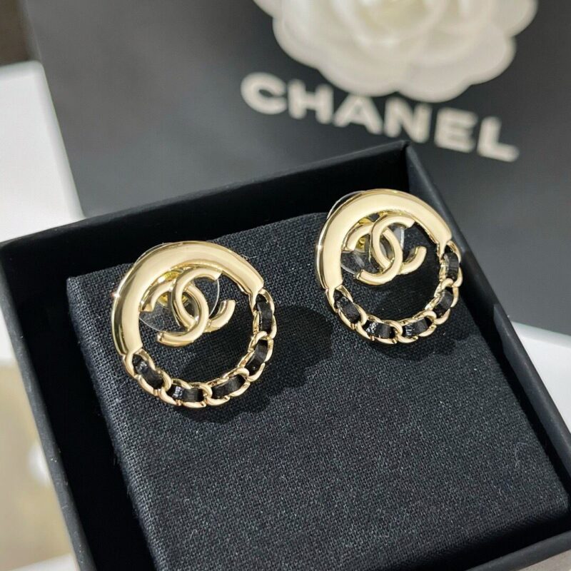 新款CHANEL香奈儿双c黑皮绳耳钉耳环
