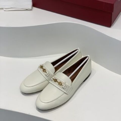 Salvatore Ferraga*o/菲拉*慕 进口小羊皮制成早春最新Gancini系列女士平底鞋