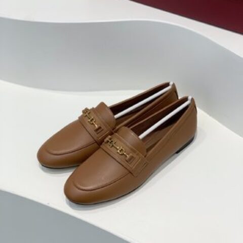 Salvatore Ferraga*o/菲拉*慕 进口小羊皮制成早春最新Gancini系列女士平底鞋
