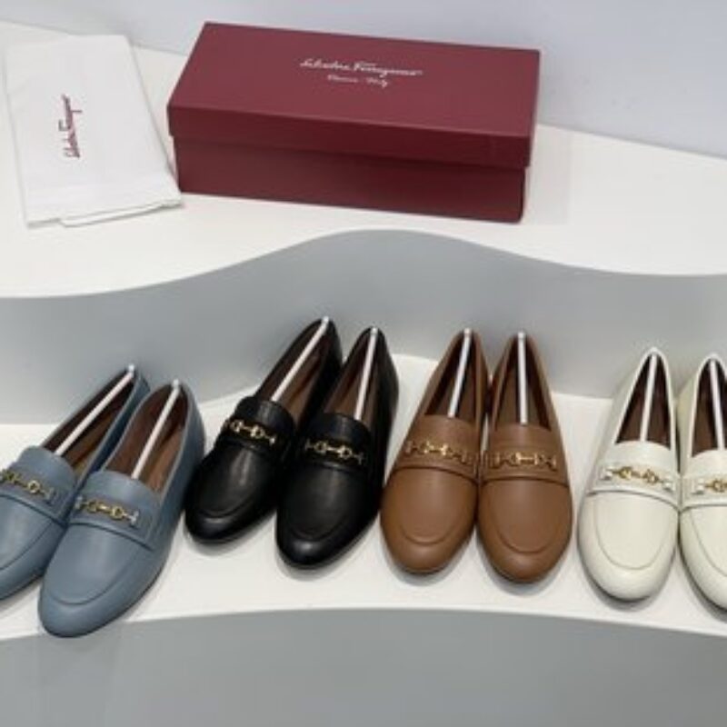 Salvatore Ferraga*o/菲拉*慕 进口小羊皮制成早春最新Gancini系列女士平底鞋