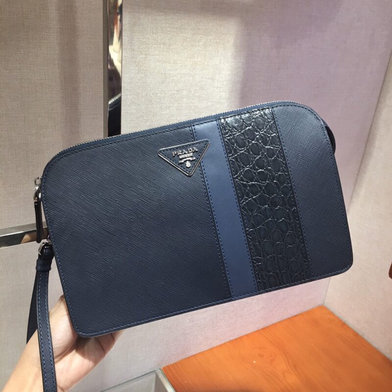 PRADA普拉达进口Saffiano皮革材质男士手包2VF056D