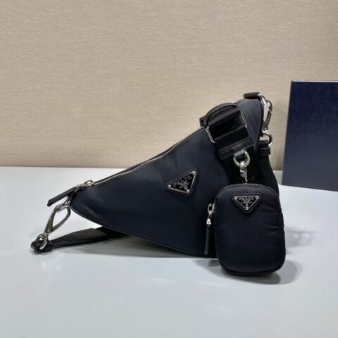 PRADA普拉达进口尼龙布料三角形斜跨包1BH190