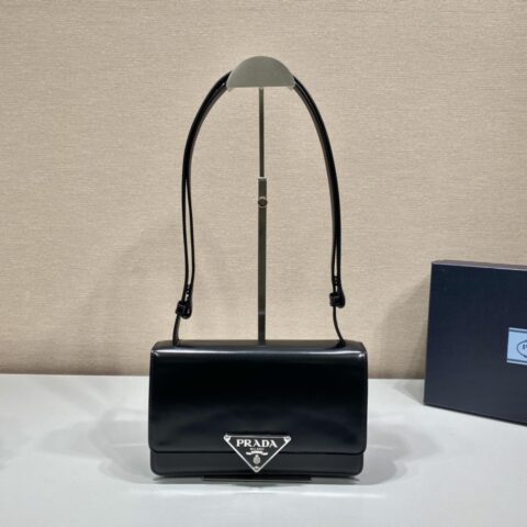 PRADA普拉达进口牛皮+独特三角标新款斜挎包1BD321