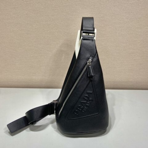 PRADA普拉达鹿皮纹牛皮新款胸包2VZ098