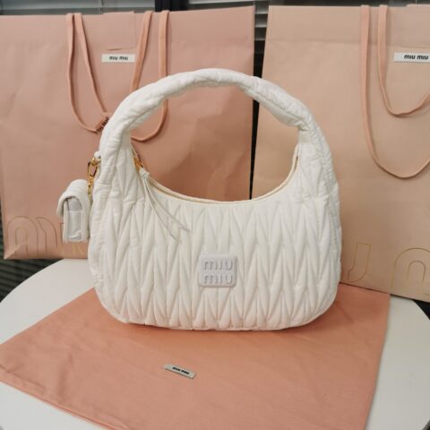 缪缪miumiu环保尼龙MivWander手袋5BC108