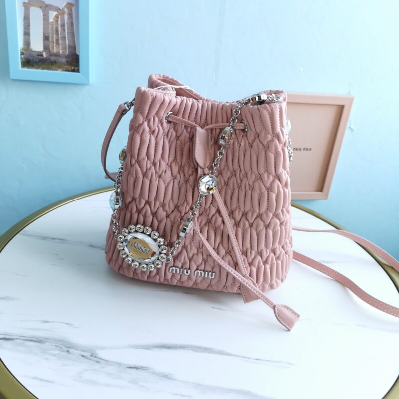 MIUMIU缪缪顶级进口Matelasse小羊皮经典压纹小花水桶包5BE050