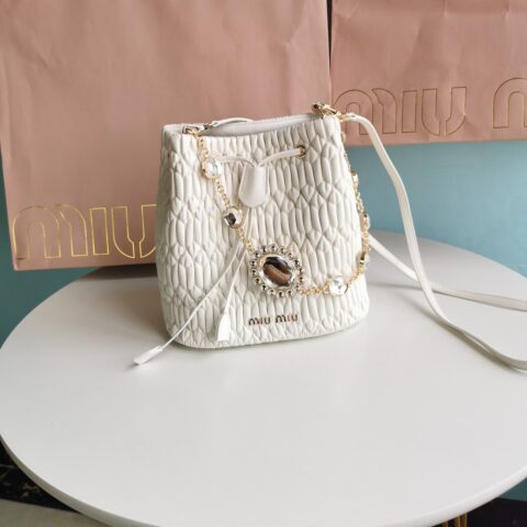 MIUMIU缪缪顶级进口Matelasse小羊皮经典压纹小花水桶包5BE050