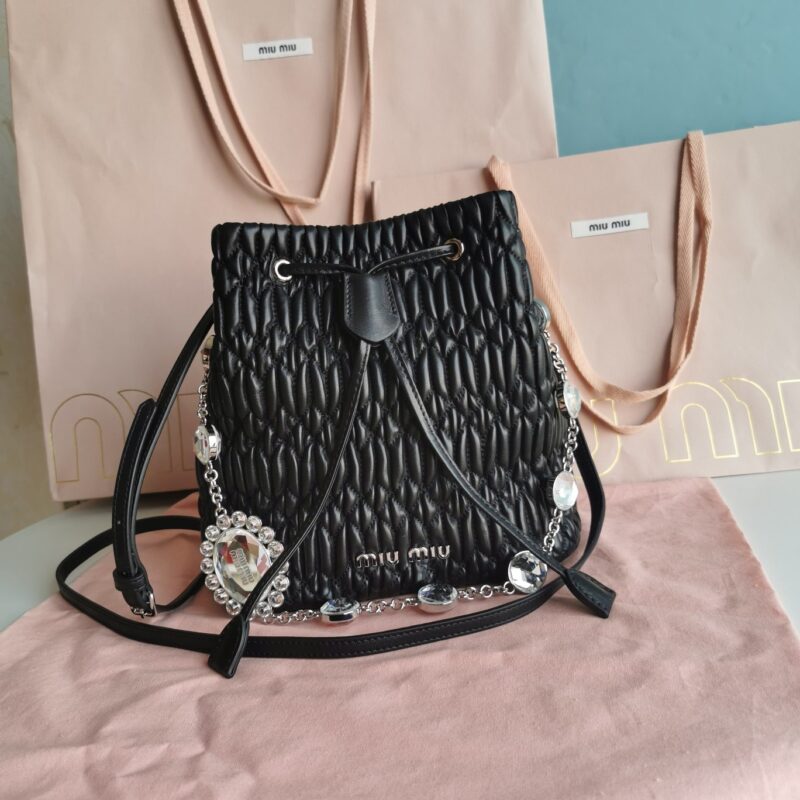 MIUMIU缪缪顶级进口Matelasse小羊皮经典压纹小花水桶包5BE050