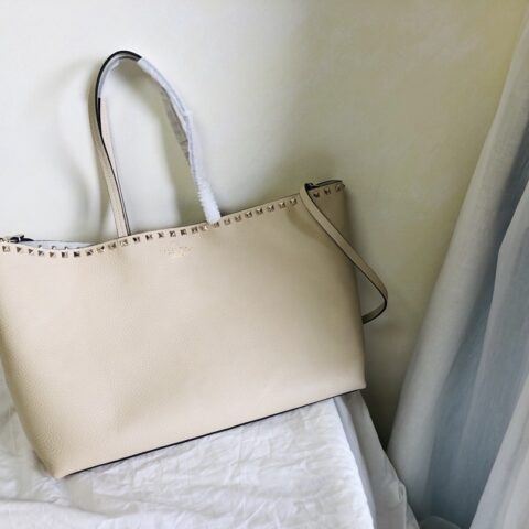 Valentino华伦天奴Garavani Rockstud 小牛皮购物袋0071