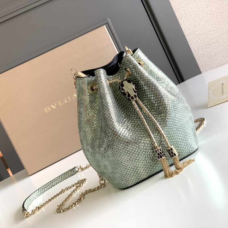 BVLGARI宝格丽”Sprpenti Forever “薄荷绿金属质感水蛇皮水桶包289950