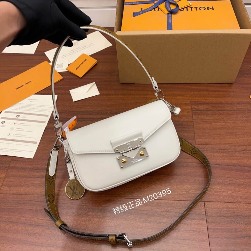 LV M20395 SWING BAG