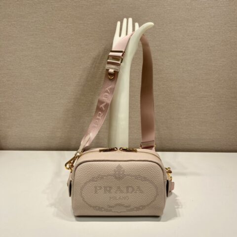 PRADA普拉达进口小牛皮雕花logo肩背包1BH187