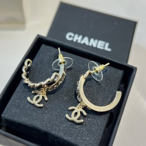 新款☑️CHANEL香奈儿c2双c黑皮绳字母耳钉耳环