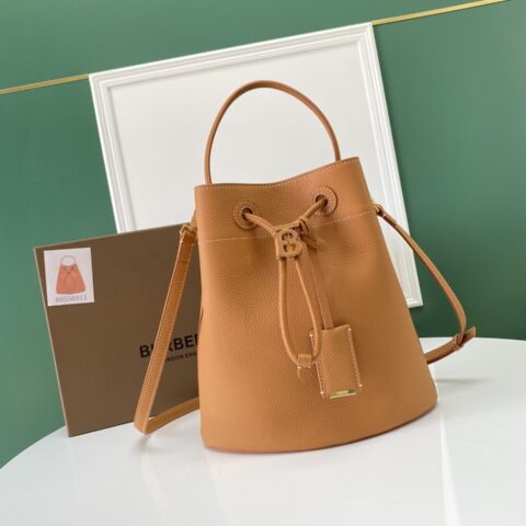 Burberry巴宝莉最新版小牛皮水桶包