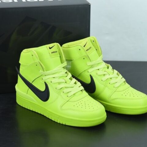AMBUSH x SB Dunk High 滑板鞋高帮荧光绿大钩 货号：CU7544-300
