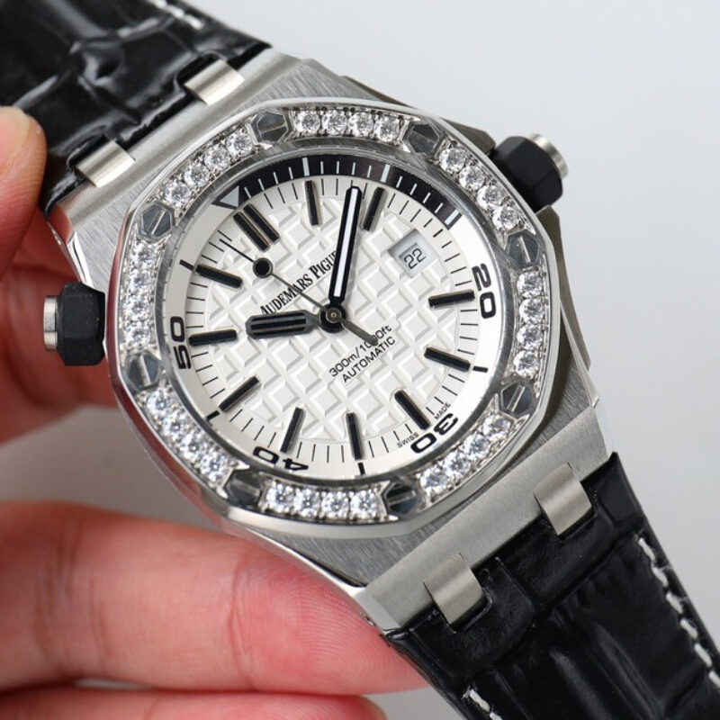 爱彼Audemars Piguet,皇家橡树15710👺采用莫桑钻圈口进口3120机械机芯腕表