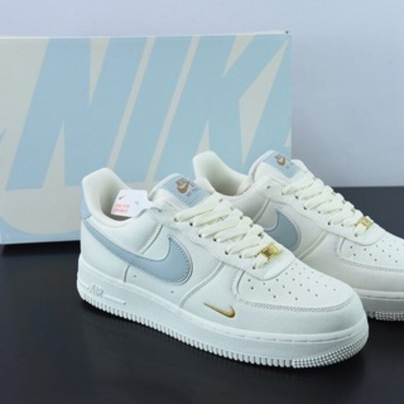 Air Force 1’07 Low QS"Sail/Light Blue/Gold"空军一号经典低帮百搭休闲运动板鞋“帆布米白浅蓝迷你双钩子”货号MN5696-009
