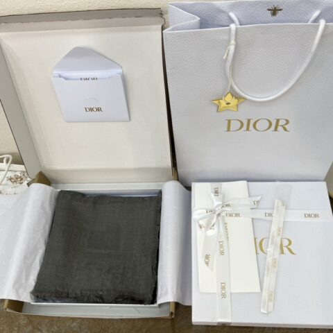 Dior迪奥软软糯糯绒毛材质羊绒方巾