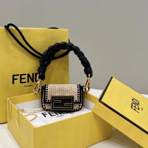 FENDI芬迪Nano baguette 拉菲草吊饰小包8567B