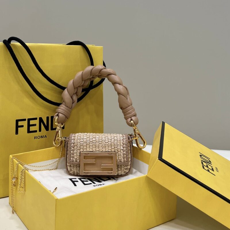 FENDI芬迪Nano baguette 拉菲草吊饰小包8567B