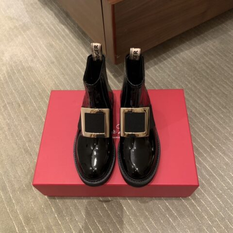 Roger vivier 牛漆皮材质制成女款短靴