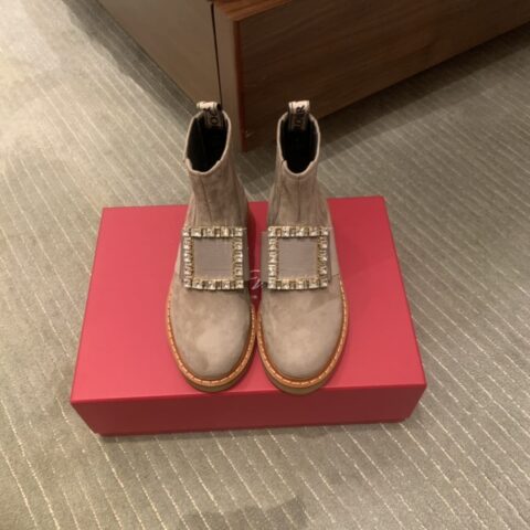 Roger vivier 牛漆皮材质制成女款短靴