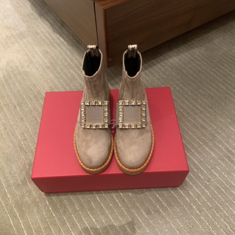 Roger vivier 牛漆皮材质制成女款短靴