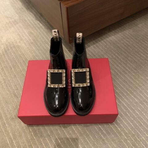 Roger vivier 牛漆皮材质制成女款短靴