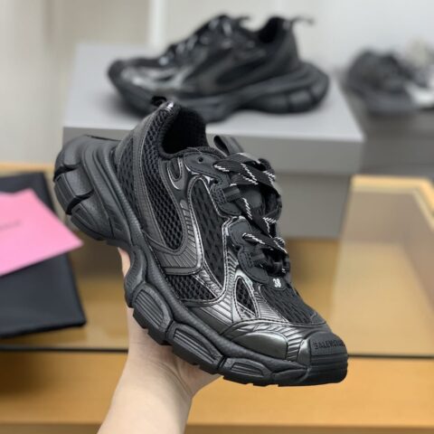 巴黎世家BALENCIAGA 采用网面布拼接男女情侣款厚底运动鞋