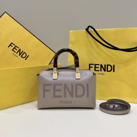 FENDI芬迪小牛皮材质迷你手袋8570