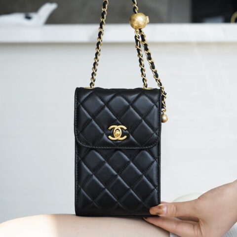 CHANEL 小羊皮金属球手机包 AP1448