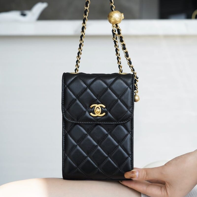 CHANEL 小羊皮金属球手机包 AP1448