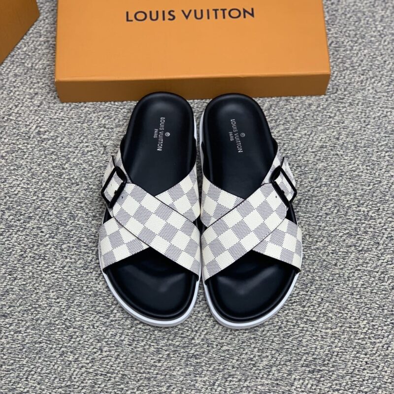 LV/路易威登   采用经典的PVC与黑色鞋底形成男士凉鞋