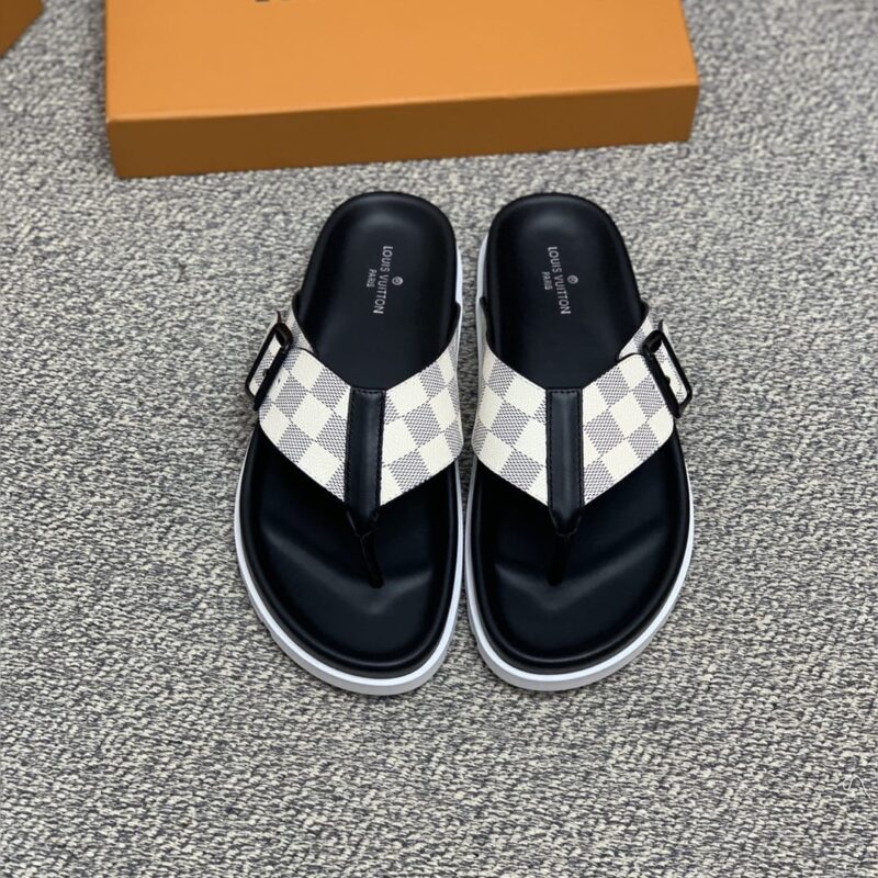 LV/路易威登 采用经典的PVC与黑色鞋底形成男士凉鞋