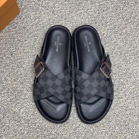 LV/路易威登 采用经典的PVC与黑色鞋底男士凉鞋