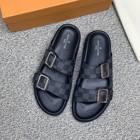 LV/路易威登 采用经典的PVC与黑色鞋底男士凉鞋