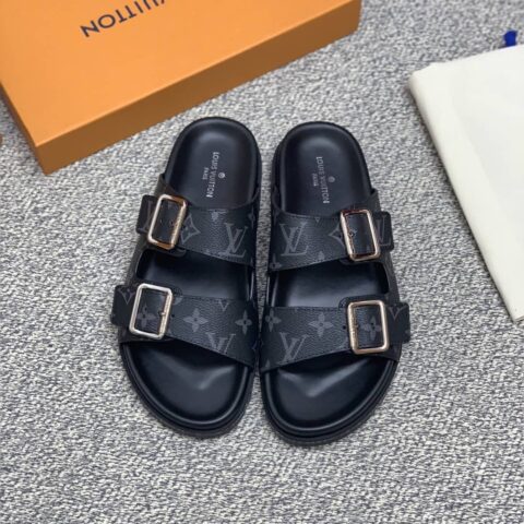 LV/路易威登 采用经典的PVC与黑色鞋底男士凉鞋
