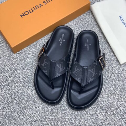 LV/路易威登 采用经典的PVC与黑色鞋底男士凉鞋