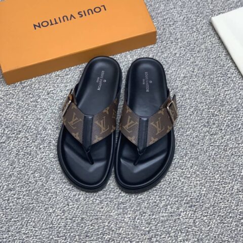 LV/路易威登 采用经典的PVC与黑色鞋底形成男士运动鞋