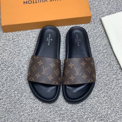 LV/路易威登 采用经典的PVC与黑色鞋底形成男士运动鞋