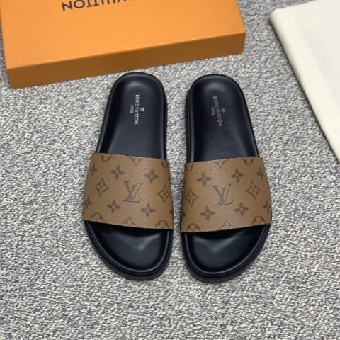 LV/路易威登 采用经典的PVC与黑色鞋底男士运动鞋